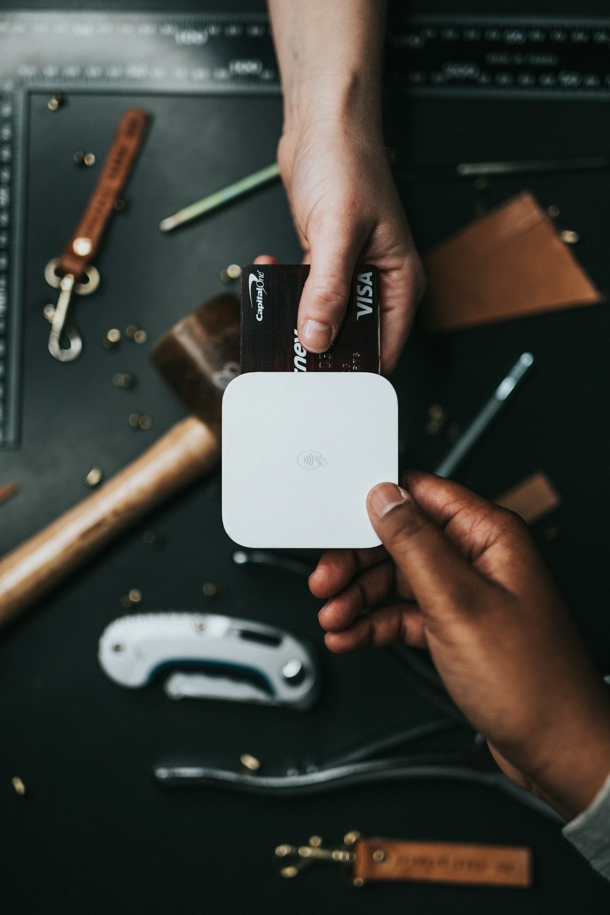 Cliente a efetuar um pagamento contactless seguro num terminal