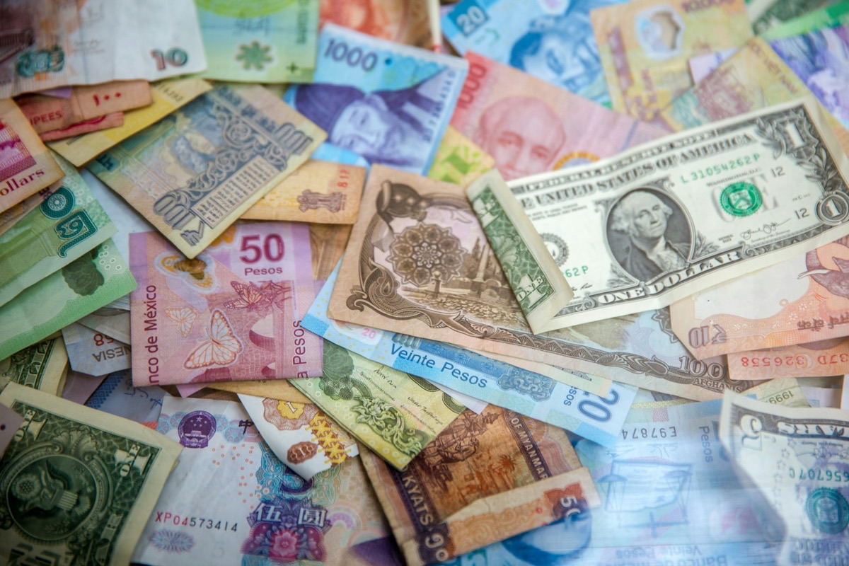 Pessoa a segurar um telemóvel com uma aplicação bancária